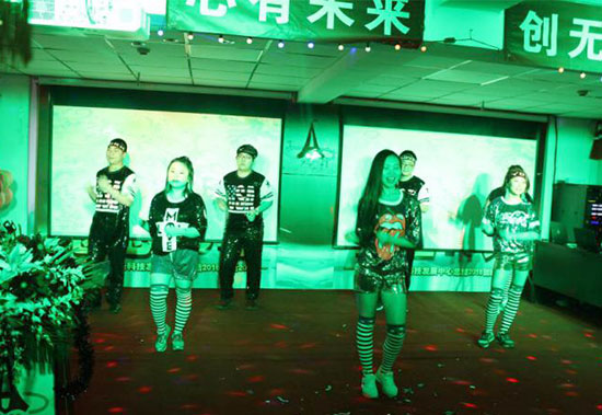 科技队表演舞蹈咋啦爸爸