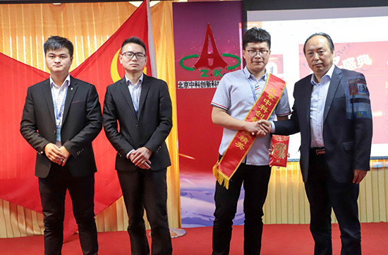 李诗昌董事长为优秀员工现场发放奖励