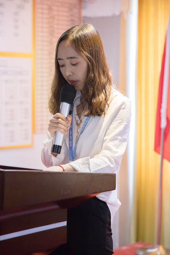 优秀员工代表席静雯讲话