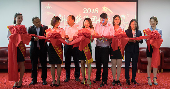 李诗昌、李诗起、李颖、胡飞强为典礼剪彩